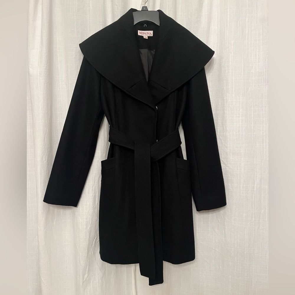 Women’s black wool coat with pockets, removable Belt. Size small